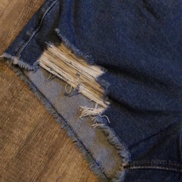 Hollister High-Rise Denim Curvy Mom Shorts 3” 28” Waist - Distressed Front NWT - Picture 4 of 9